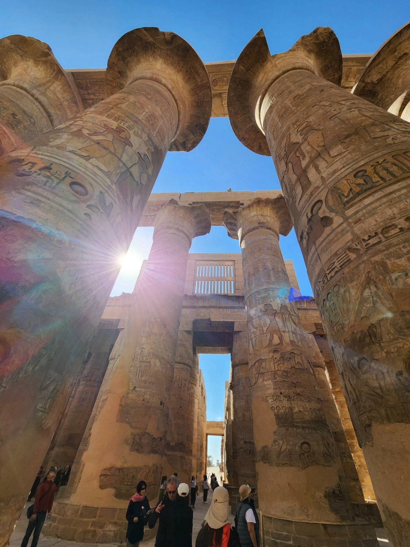 أفواج من حول العالم خلال زيارتهم المبهجة بالكرنك