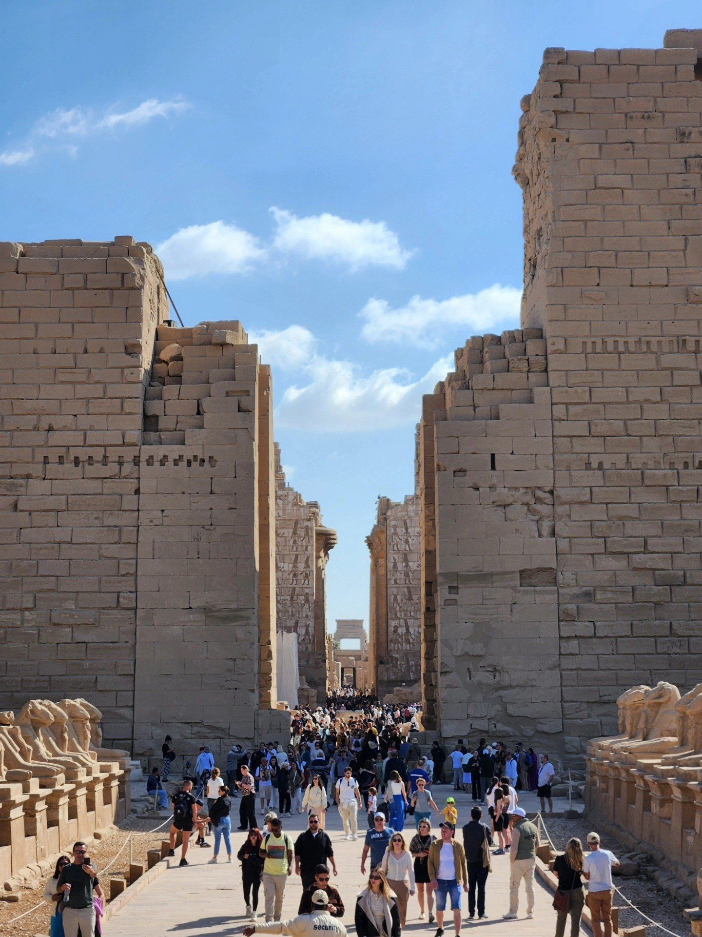 توافد سياح العالم بصورة ممية فى معابد الكرنك