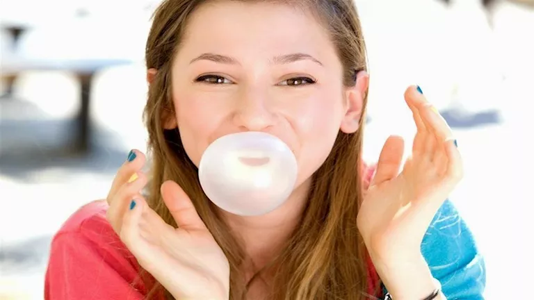 ابتلاع العلكة عند الأطفال.. متى يصبح خطيرًا؟