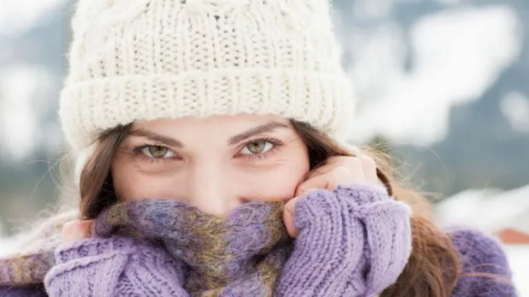 تجنب المرطبات الثقيلة.. كيف تحافظين على بشرتك ناعمة ومشرقة في الشتاء