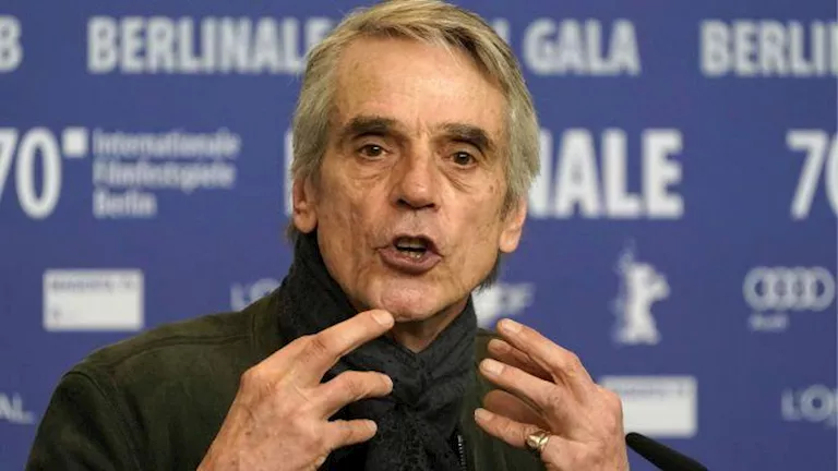 من هو جيرمي أيرونز الذي ظهر في افتتاح بطولة كأس العرب؟