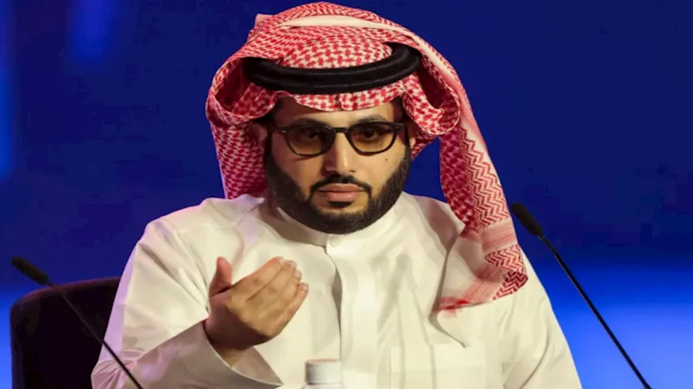 تركي آل الشيخ ينشر فيديو يرصد نجاح العرض الأول من “عرس مطنطن”