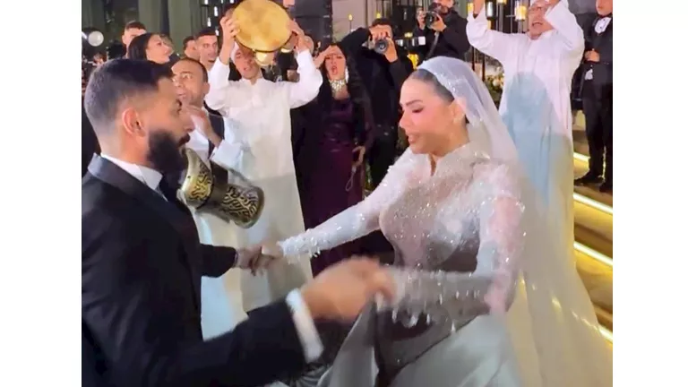 بالصور- لقطات رومانسية بين فريدة ابنة محمد هنيدي وزوجها من حفل زفافها