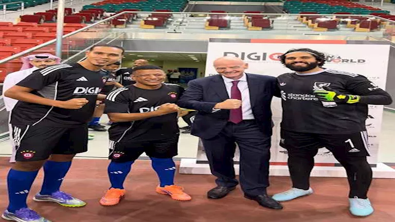 8 صور لأشباه اللاعبين العالميين مع إنفانتينو في قطر