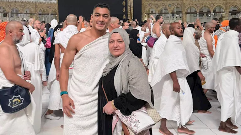 “قبل أمم أفريقيا”.. مصطفى محمد يؤدي مناسك العمرة رفقة والدته