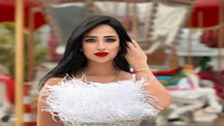 دعاء حكم بفستان قصير.. كيف نسقت إطلالتها؟