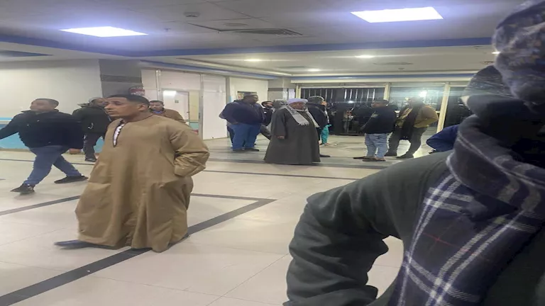 حزن داخل مستشفى قنا.. أهالي 6 ضحايا حادث ميكروباص الجبلاو ينتظرون تسلم