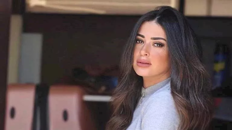 “جاكيت بصيحة الفرو”.. ميرنا نور الدين بإطلالة شتوية راقية