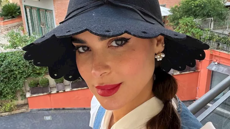 “فستان قصير وقبعة”.. أحدث ظهور لـ نورهان منصور في روما