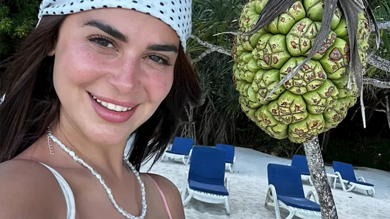 رانيا منصور تخطف الأنظار بجلسة تصوير على البحر