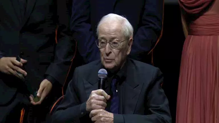 “على كرسي متحرك وأيدي مرتعشة”.. تكريم مايكل كين بافتتاح البحر الأحمر (