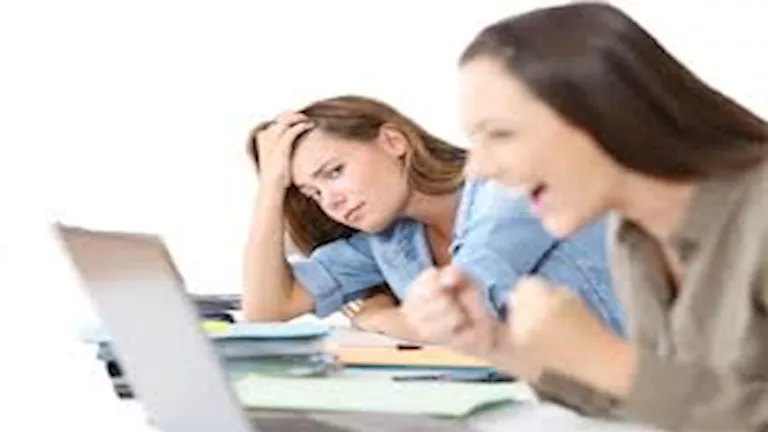 “لا يحتاج للكلام”.. 6 تصرفات سرية تكشف أن شخصًا ما يغار منك