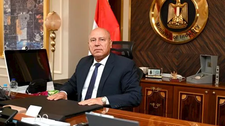 كامل الوزير: اهتمام كبير بتوطين صناعة السيارات في مصر