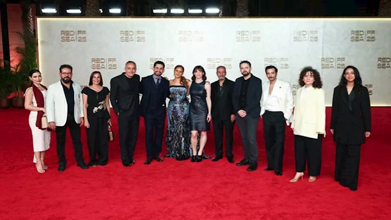 بالصور| نجوم فيلم “القصص” يحتفلون بعرضه في مهرجان البحر الأحمر السينما
