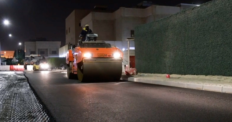 الأشغال تواصل أعمال صيانة الطرق في منطقة سعد العبدالله