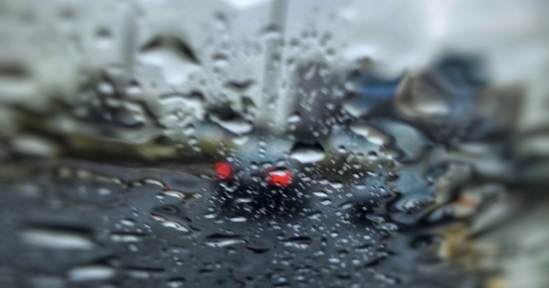 الأرصاد في تحذير جوي: أمطار رعدية وضباب