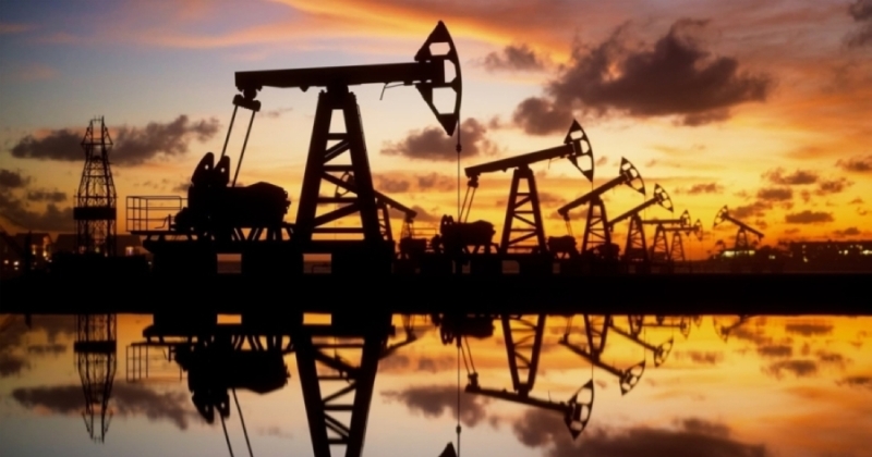 النفط يرتفع وسط التوتر بين أميركا وفنزويلا لكنه يتجه لانخفاض أسبوعي