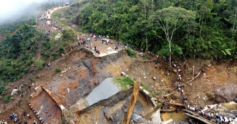 حصيلة الفيضانات في إندونيسيا تتخطى ألف قتيل