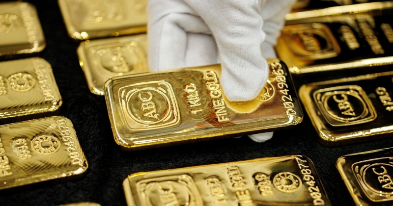 الذهب يتراجع وسط حذر المستثمرين قبيل صدور بيانات أميركية