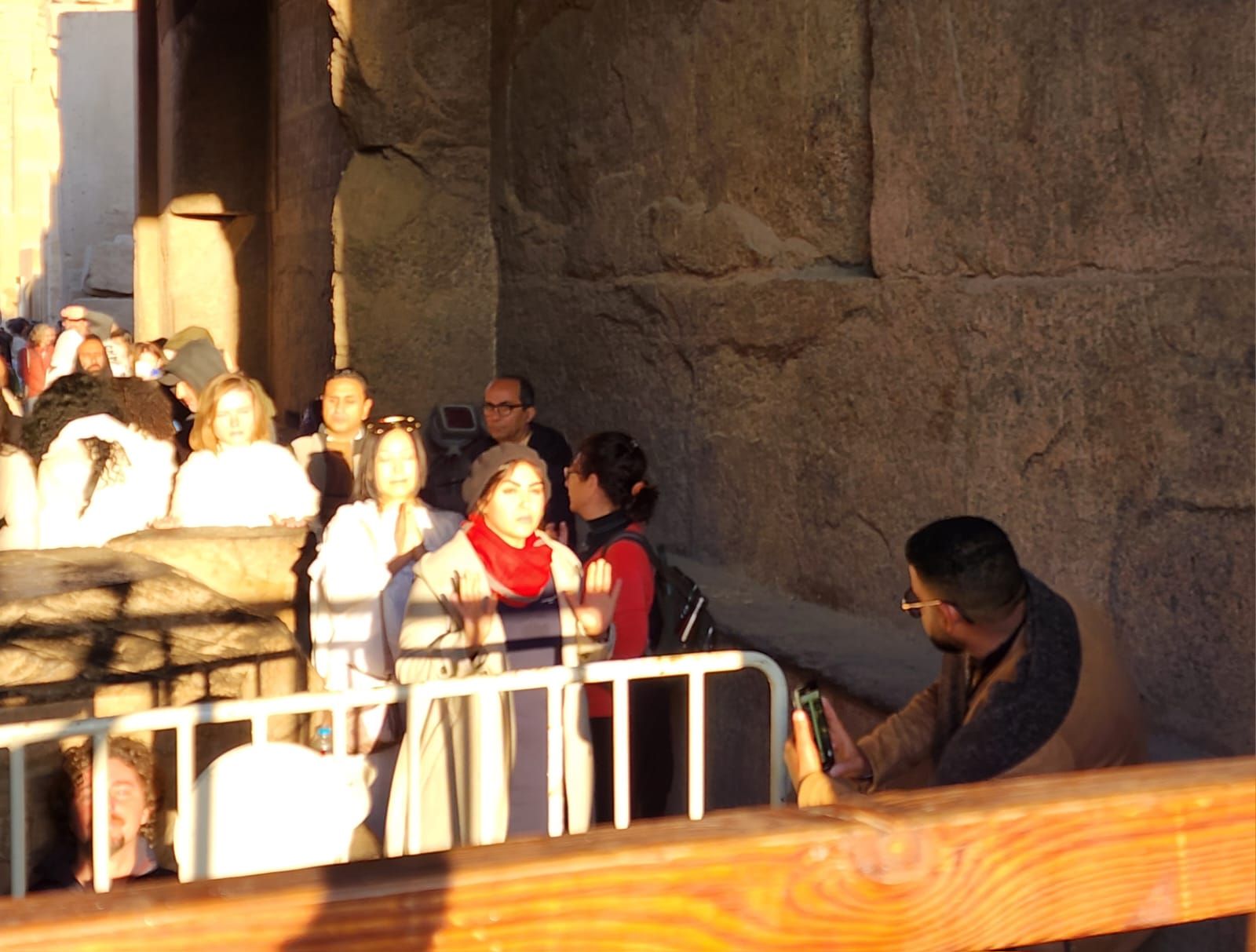 سياح العالم يستمتعون بتعامد الشمس (3)