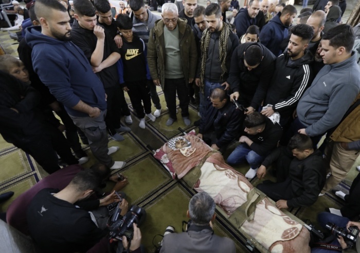 تشييع مهيب للشهيد زياد أبو داود وسط غضب واسع وإضراب شامل في الخليل