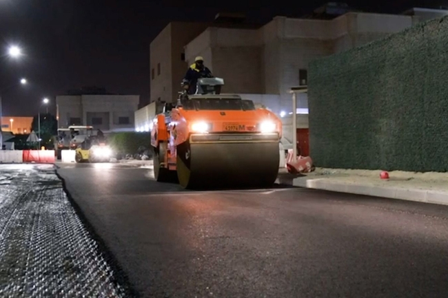 «الأشغال»: فرش طبقة الأسفلت السطحية في سعد العبدالله