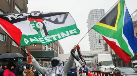 بعد “فضيحة” الترحيل .. جنوب أفريقيا تقرر وبشكل مفاجئ سحب إعفاء التأشيرة للفلسطينيين
