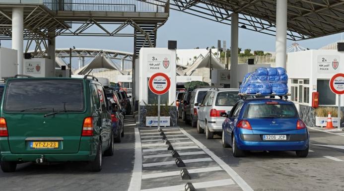 اختناق في معبر “باب مليلية”.. والمواطنون يشتكون من فشل “الحدود الذكية”
