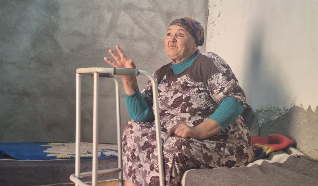 مُسجلة في مهن لم تزاولها قط.. أخطاء إدارية تحرم مُسنة من دعم الزلزال و”أمو تضامن” (صور)