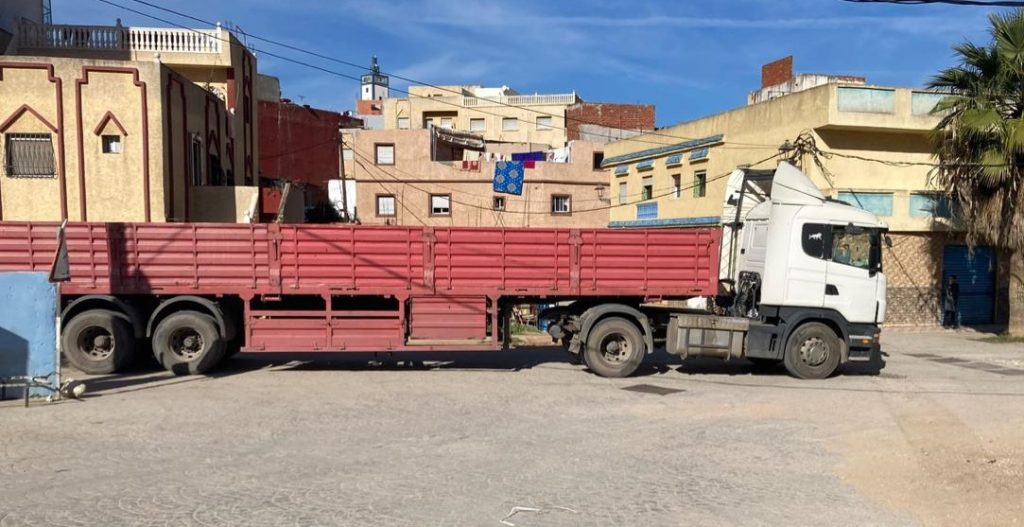 بعد فاجعة الفنيدق.. عودة الشاحنات لشوارع المدينة تفجر جدلا وتساؤلات حول التشوير الطرقي