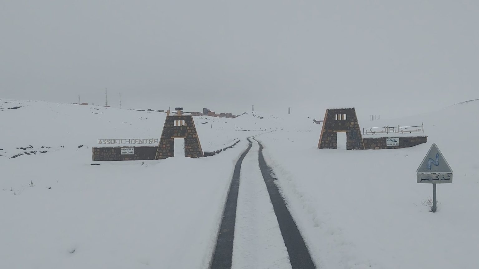 الثلوج الكثيفة تحاصر عائلة من الرحل بـ“أسول” نواحي تنغير