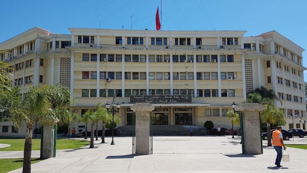 “مقصلة العزل” تطارد مستشارا جماعيا بطنجة بسبب شبهة تضارب المصالح