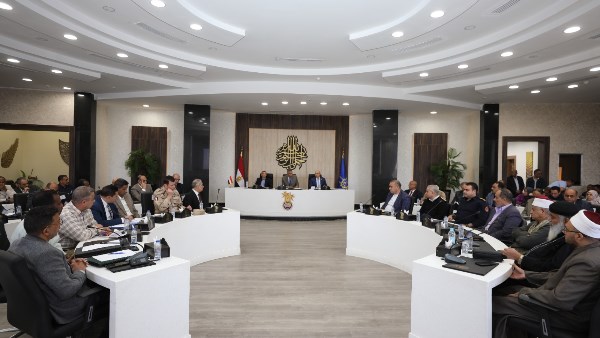 محافظ أسوان يوجه بالإسراع بمعدلات تنفيذ الخطة الاستثمارية للعام الحالى