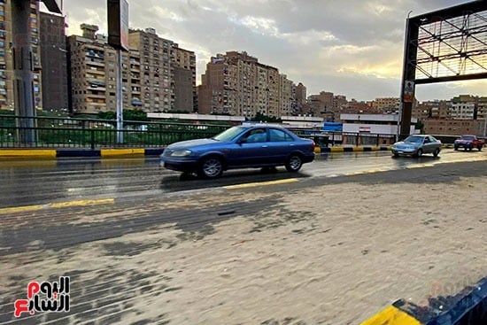 جانب من تساقط الأمطار على كوبرى أكتوبر