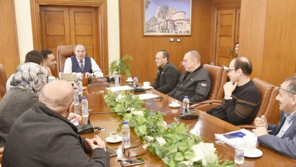 محافظ بورسعيد يبحث آليات تطوير الخدمات الطبية داخل مستشفيات مديرية الصحة