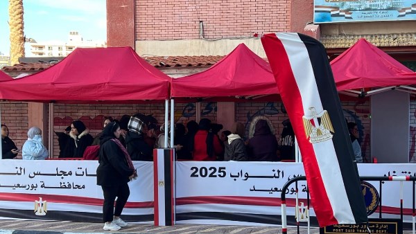 بأعلام مصر.. طوابير أمام مقار انتخابات مجلس النواب بجولة الإعادة في بورسعيد