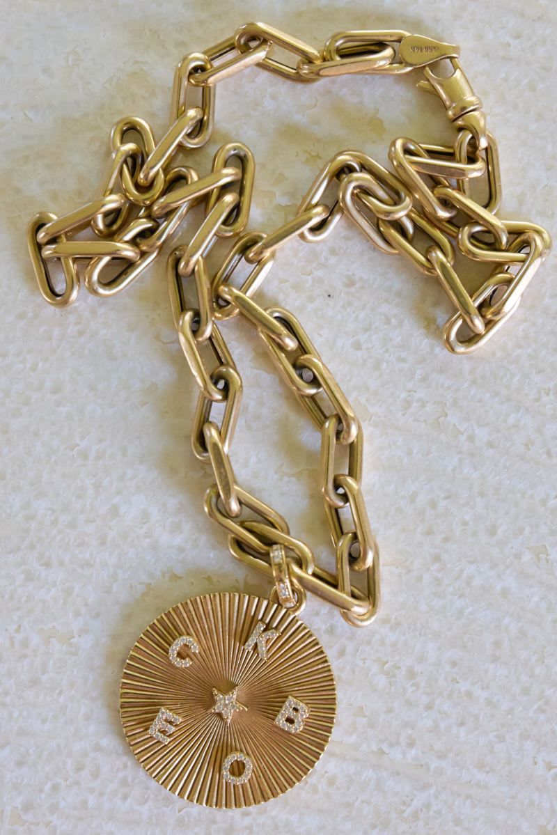 العقد الذي ترتديه ويرستلر يوميًا والذي أهداه لها زوجها.