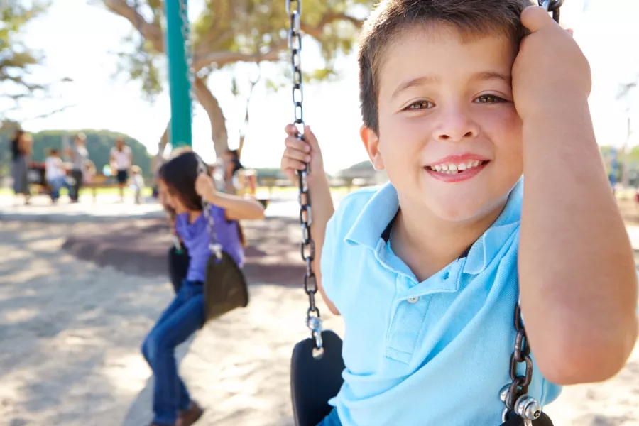 تصرفاته تشير الى البلادة والغباء.. كيف أَبْني شخصية اِبني؟