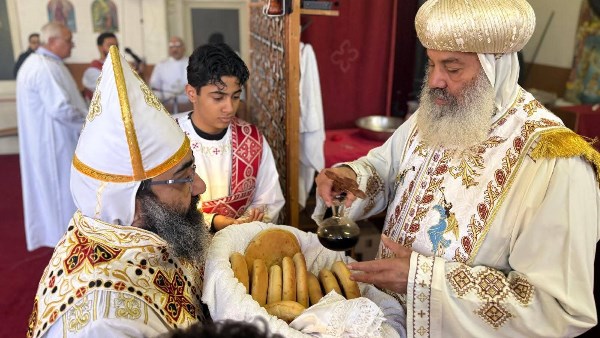 الأنبا برنابا يصلي القداس بكنيسة العذراء بتورينو ويشارك في الاحتفالات الأنبا برنابا يصلي القداس بكنيسة العذراء بتورينو ويشارك في الاحتفالات