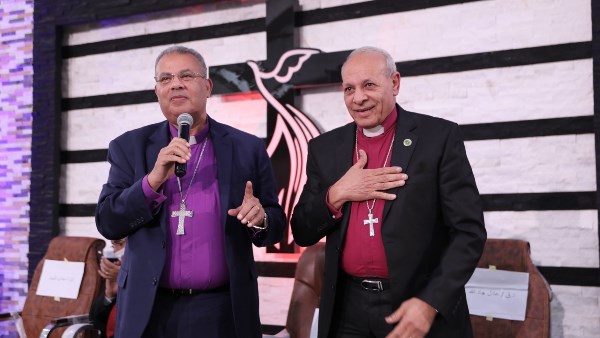 رئيس الطائفة الإنجيلية يشارك شعب كنيسة جسر السويس الرسولية حفل الشكر| صور