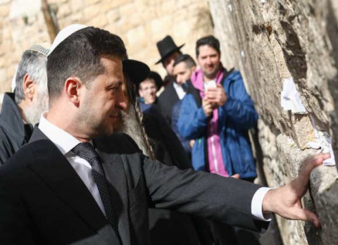 “ناشيونال إنترست”: زيلينسكي قد يفر إلى إسرائيل لهذا السبب