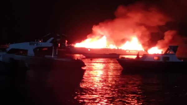 حريق يلتهم مركبا بالكامل قرب محيط نادي الرياضات البحرية