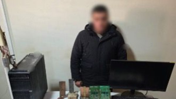 القبض على شخص يبيع أجهزة لفك شفرات القنوات المشفرة