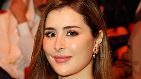 عائشة بن أحمد تخطف الأنظار بإطلالة سوداء