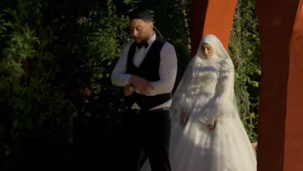 بالحذاء والميكب| أول تعليق من العريس صاحب فيديو الصلاة أثناء السيشن.. ماذا قال؟