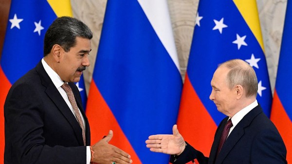 بعد التهديدات الأمريكية .. بوتين يدخل على خط الأزمة بين ترامب وفنزويلا