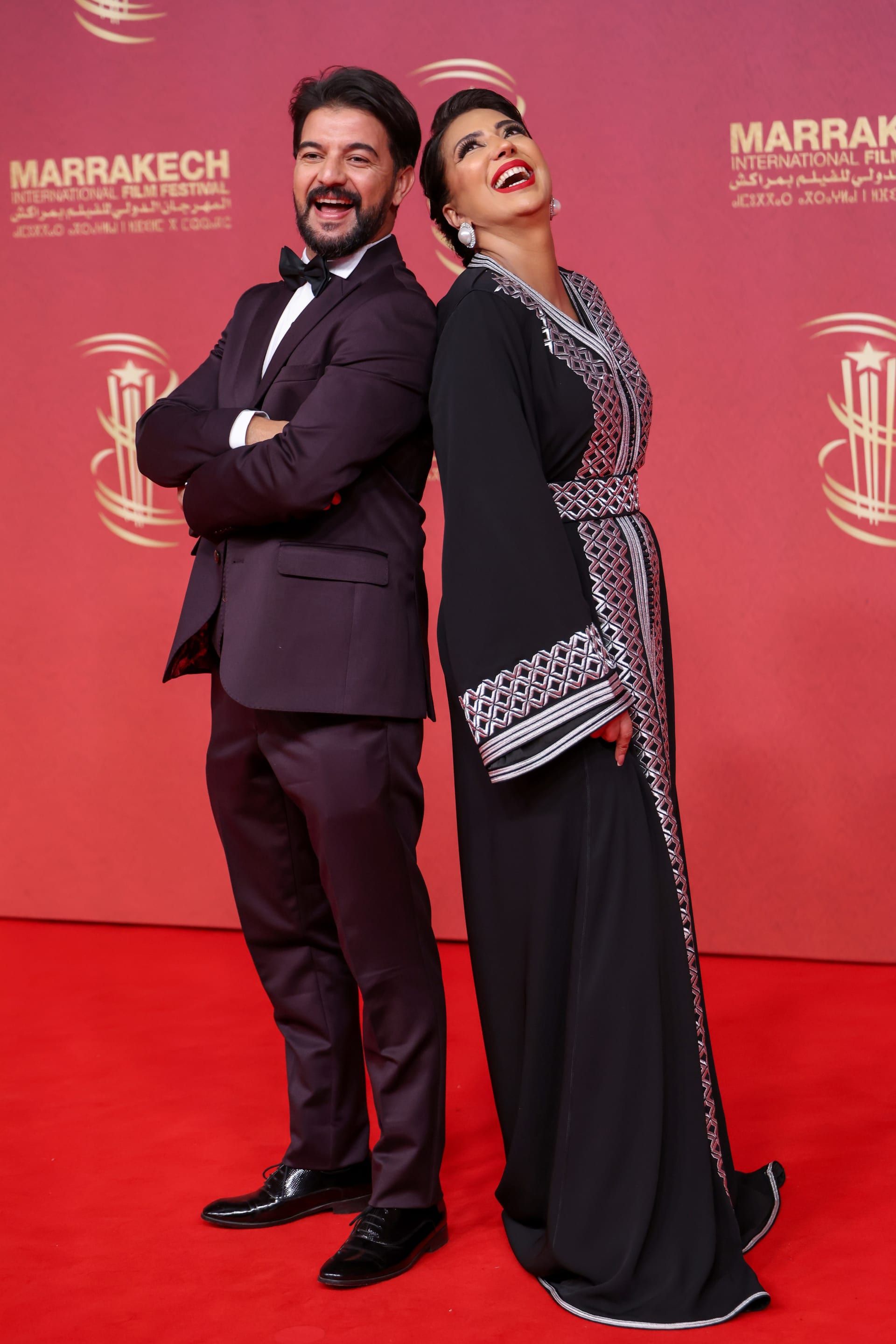 الممثلة المغربية هند السعديدي و الممثل المغربي عمر لطفي على السجادة الحمراء في مهرجان مراكش.