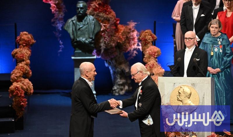 عاهل السويد يسلم شواهد جوائز نوبل