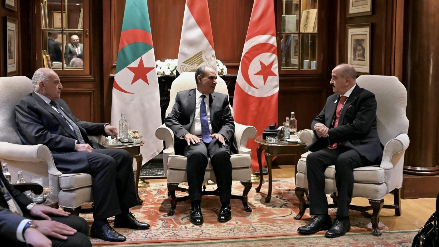 عطاف يشارك في اجتماع تنسيقي لدول جوار ليبيا