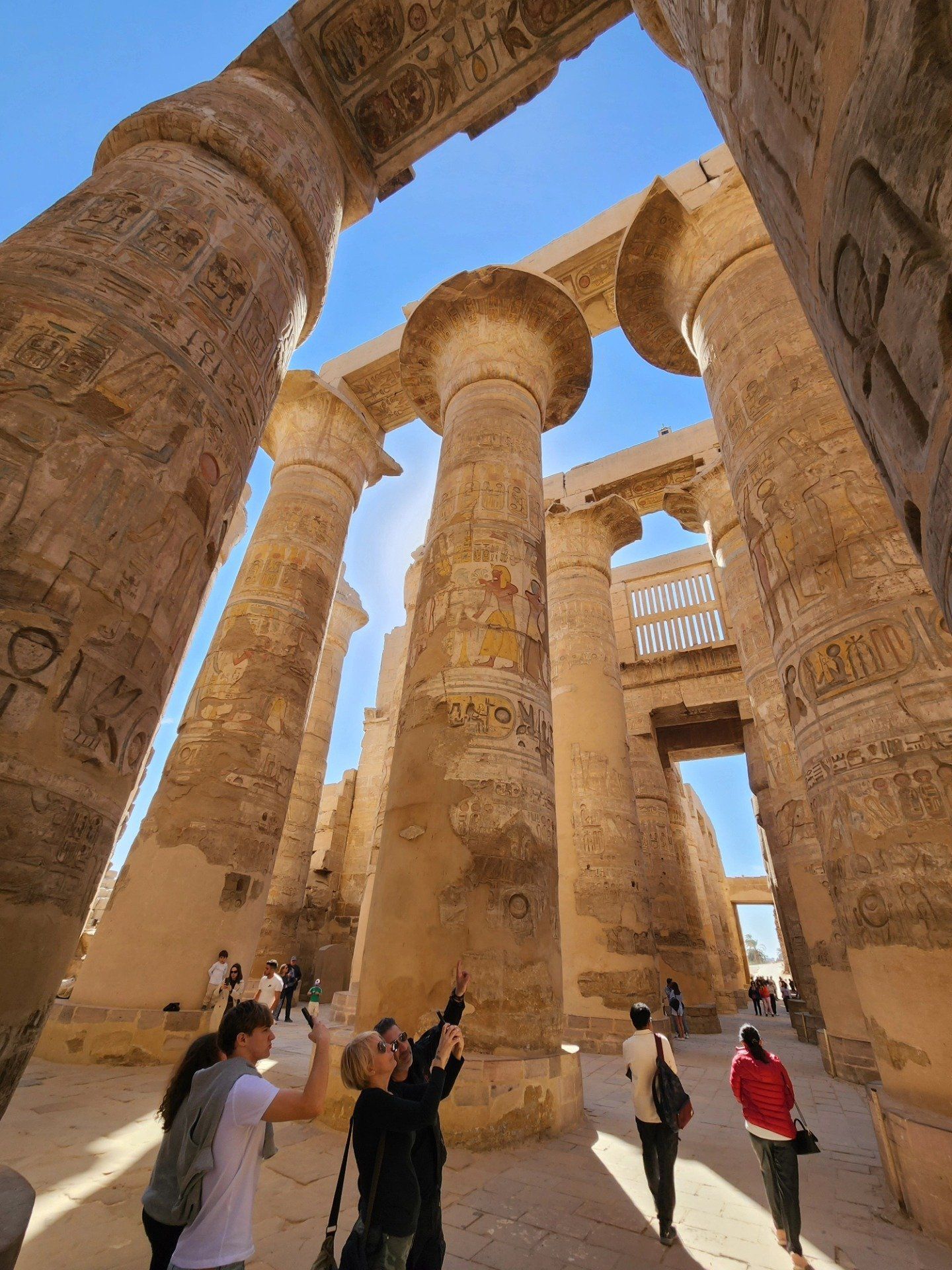 بهجة الأجانب فى معابد الكرنك مع تحسن الطقس